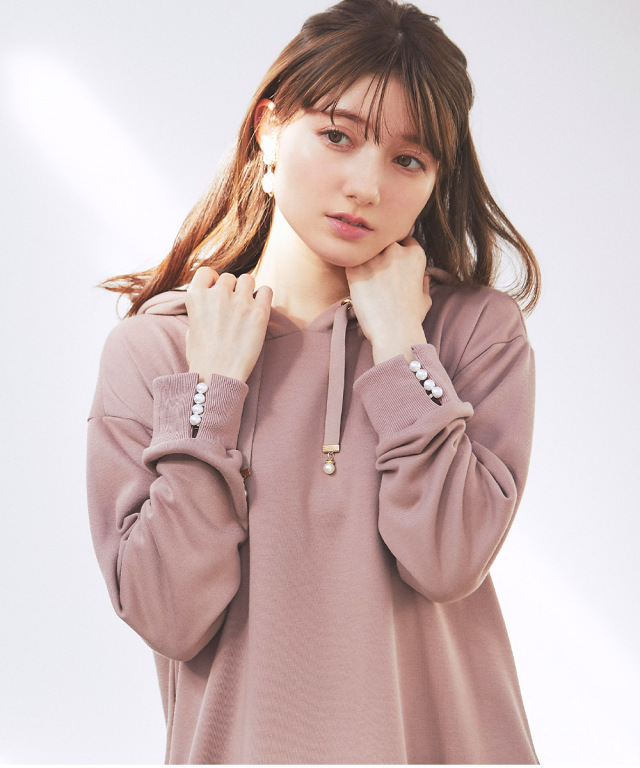 大人レディのための上品リラクシー パール付き裾フレアパーカーワンピース