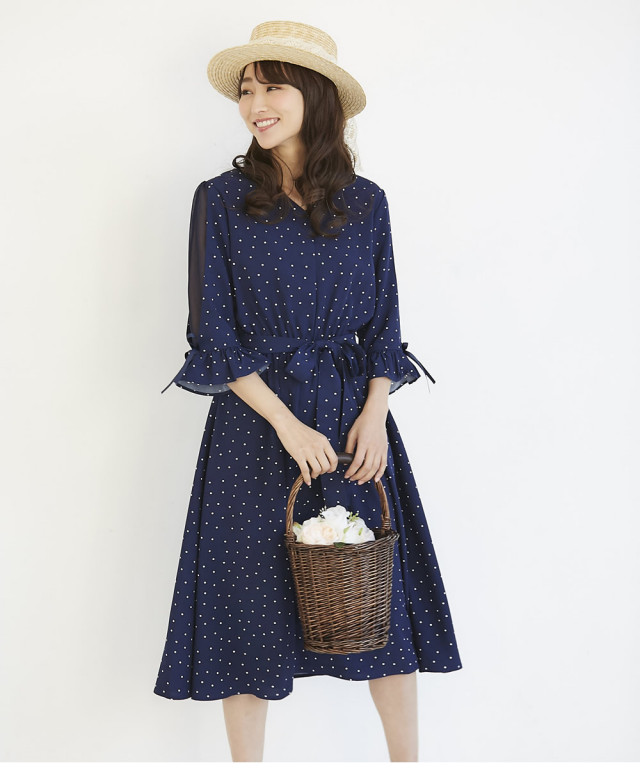 袖透けウエストブラウジングドット柄マキシワンピース 宮田聡子