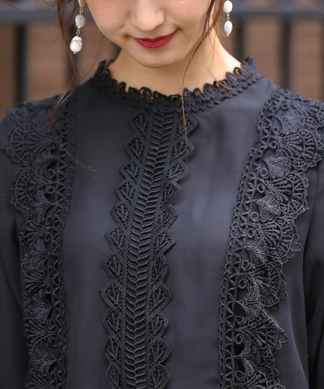 華やかな甘さが最高♪ラインレース装飾袖口フレアブラウス 