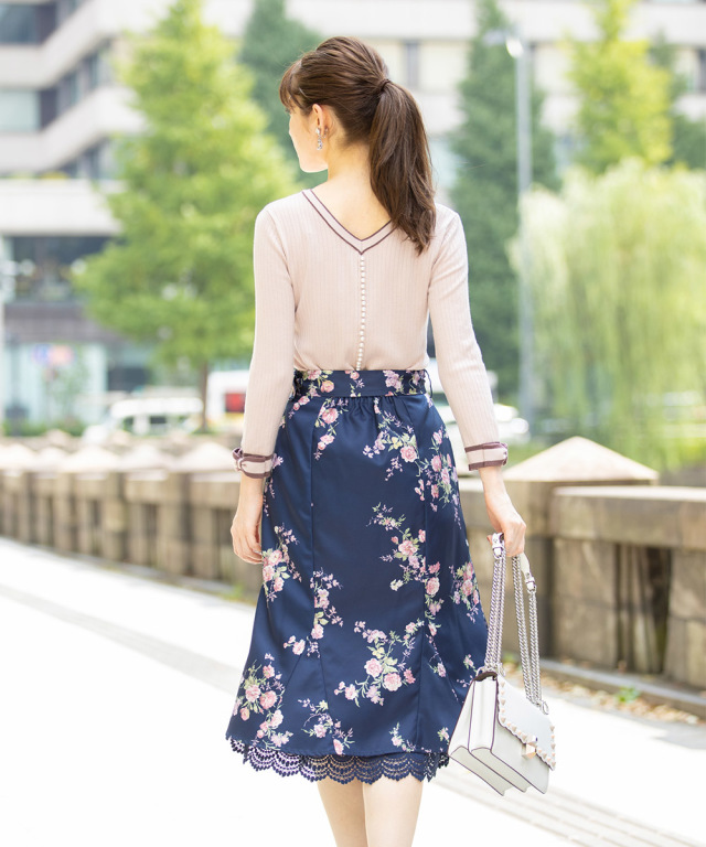 コケティッシュに魅せられるベルト付き裾レース装飾マーメイドフラワー  