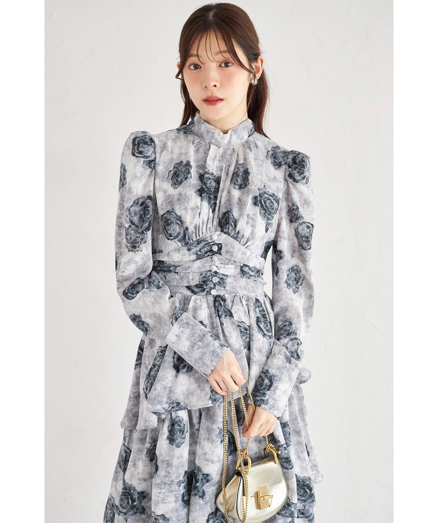 tocco トッコクローゼット　飾り釦付きウエストタックローズプリントティアードワンピース