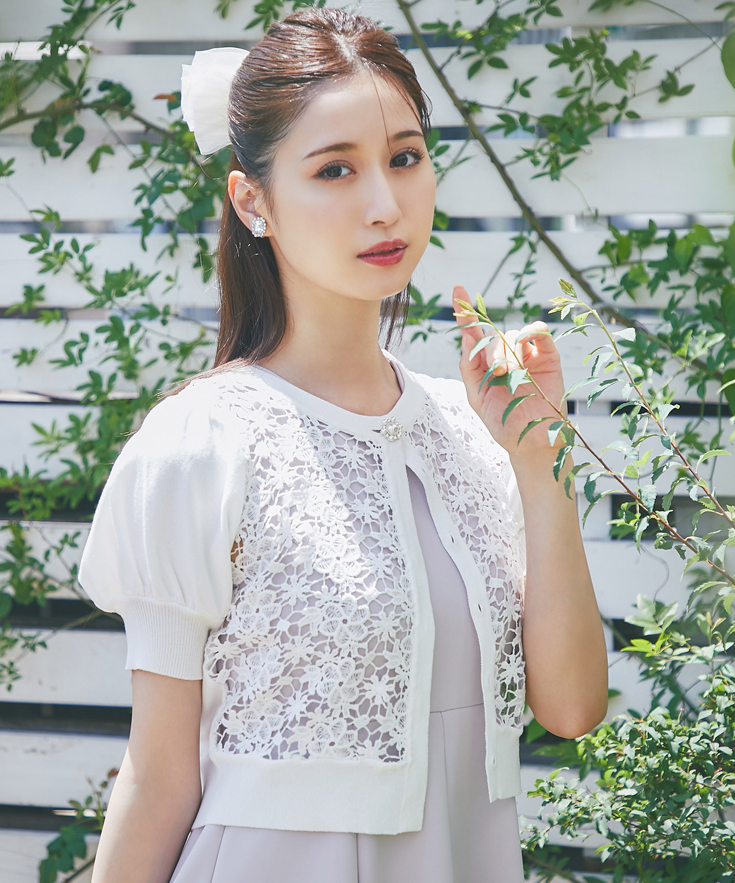 パールビジュー釦フラワーレース切り替えニットカーディガン【lyptus リプタス】 tocco closet(トッコクローゼット)　＊スペシャルプライス品につき返品/キャンセル/配送日指定不可/ラッピング不可/少量在庫のセールの為交換は出来かねる場合がございます。