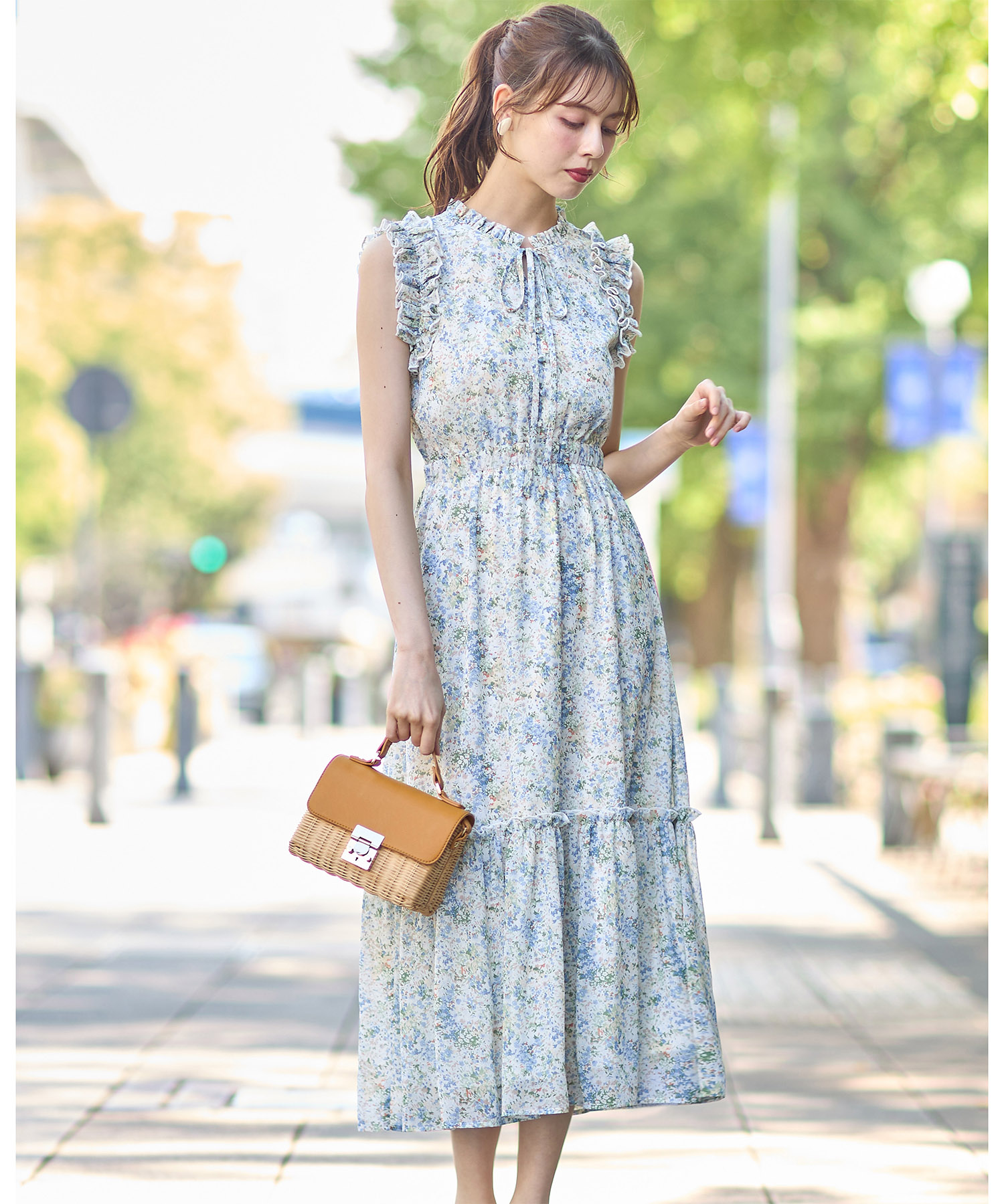 リボン付きフリル装飾アートフラワープリントティアードワンピース【mabbey マビー】 tocco closet(トッコクローゼット)≪Romantic Summer Blue≫