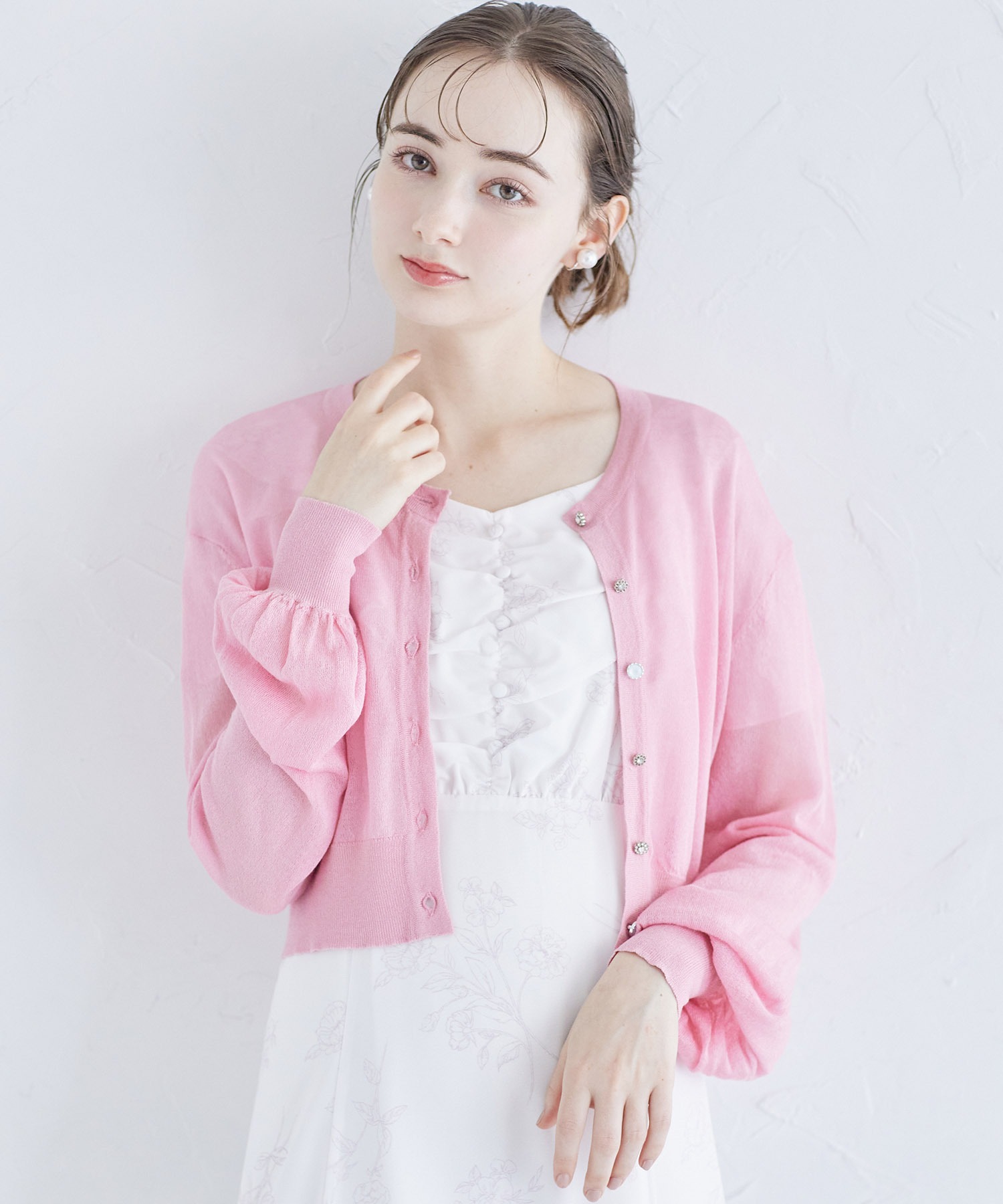 多種ビジュー釦シアーラメカーディガン【mafflow マフロー】 tocco closet＊スペシャルプライス品につき返品/キャンセル/配送日指定不可/ラッピング不可/少量在庫のセールの為交換は出来かねる場合がございます。
