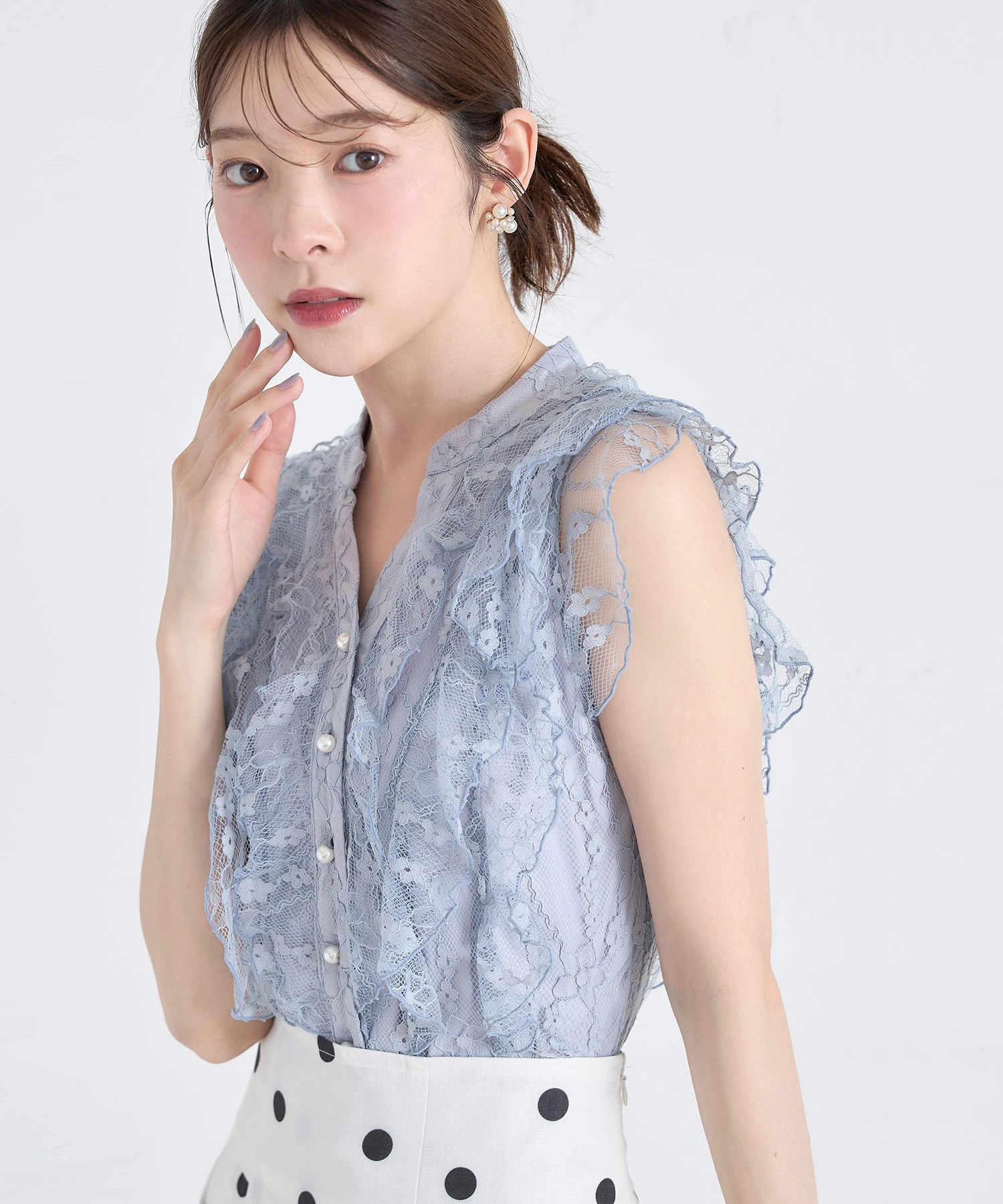 パール釦ラッフルフリルレースブラウス 7月30日(水)再販決定☆【marisha マリーシャ】 tocco closet(トッコクローゼット) ※少量の在庫確保による再販売の為、交換は出来かねる場合がございます。