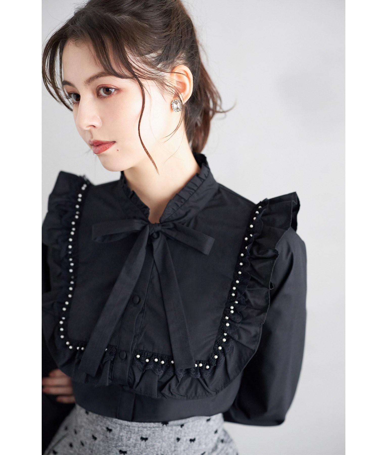 パール付きラインレース×フリルボウタイリボンブラウス【marolina マロリナ】 tocco closet(トッコクローゼット)　＊スペシャルプライス品につき返品/キャンセル/配送日指定不可/ラッピング不可/少量在庫のセールの為交換は出来かねる場合がございます。