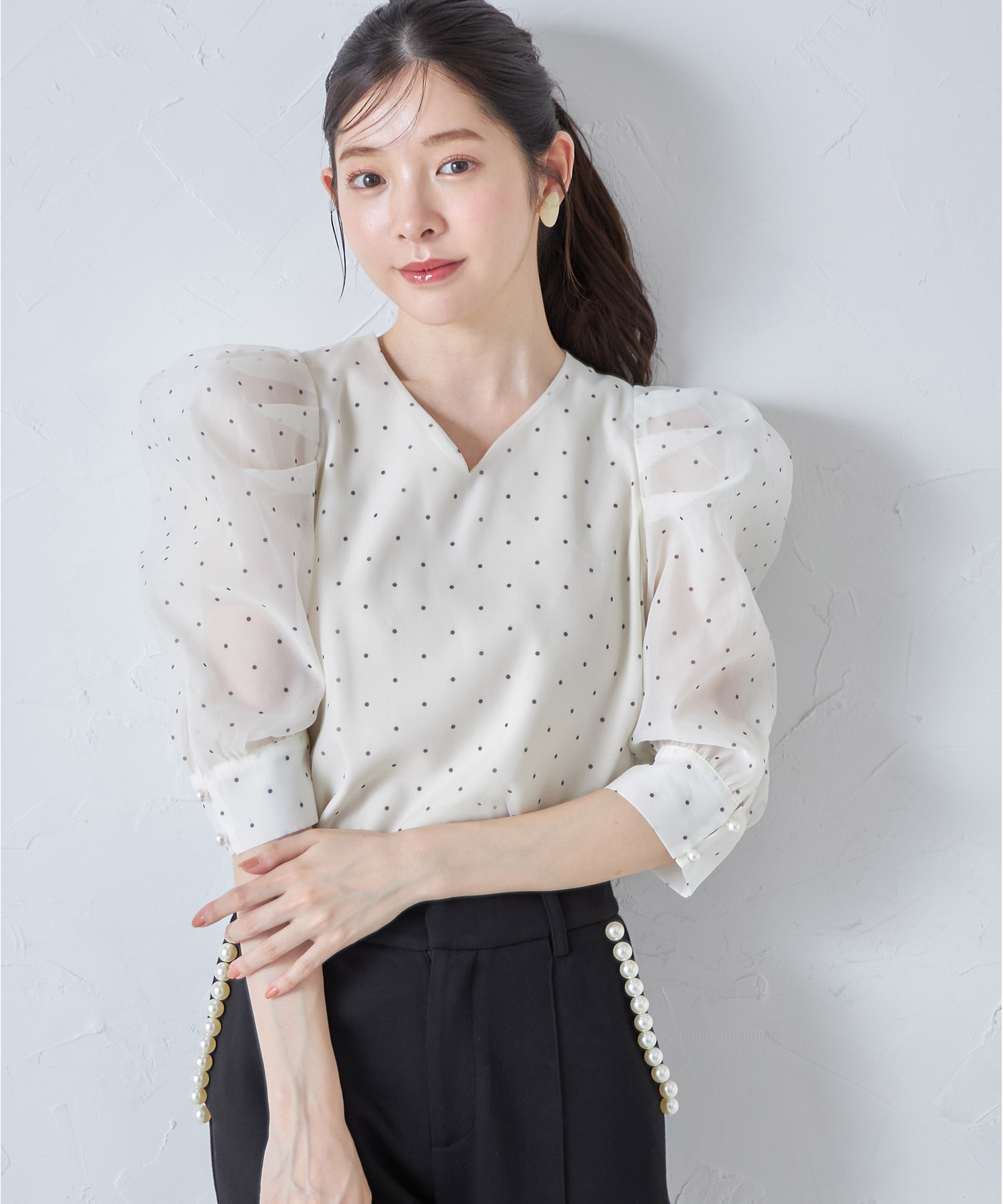 ドット／ラインフラワーフロッキープリントパワーショルダーシアーブラウス【mashea マシェア】 tocco closet(トッコクローゼット)　＊スペシャルプライス品につき返品/キャンセル/配送日指定不可/ラッピング不可/少量在庫のセールの為交換は出来かねる場合がございます。