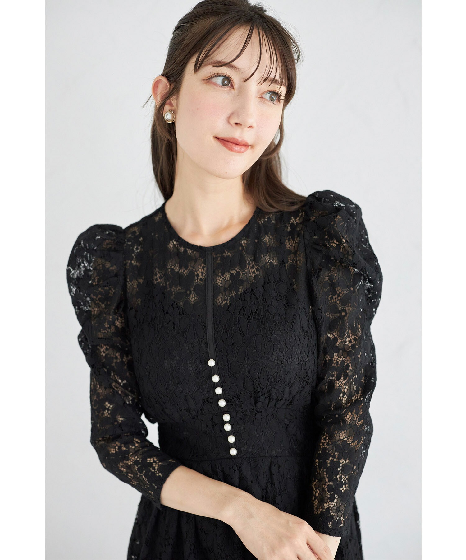 パール付きパワーショルダーフラワーレースワンピース【maulia マウリア】＊スペシャルプライス品につき返品/キャンセル/配送日指定不可/ラッピング不可/少量在庫のセールの為交換は出来かねる場合がございます。