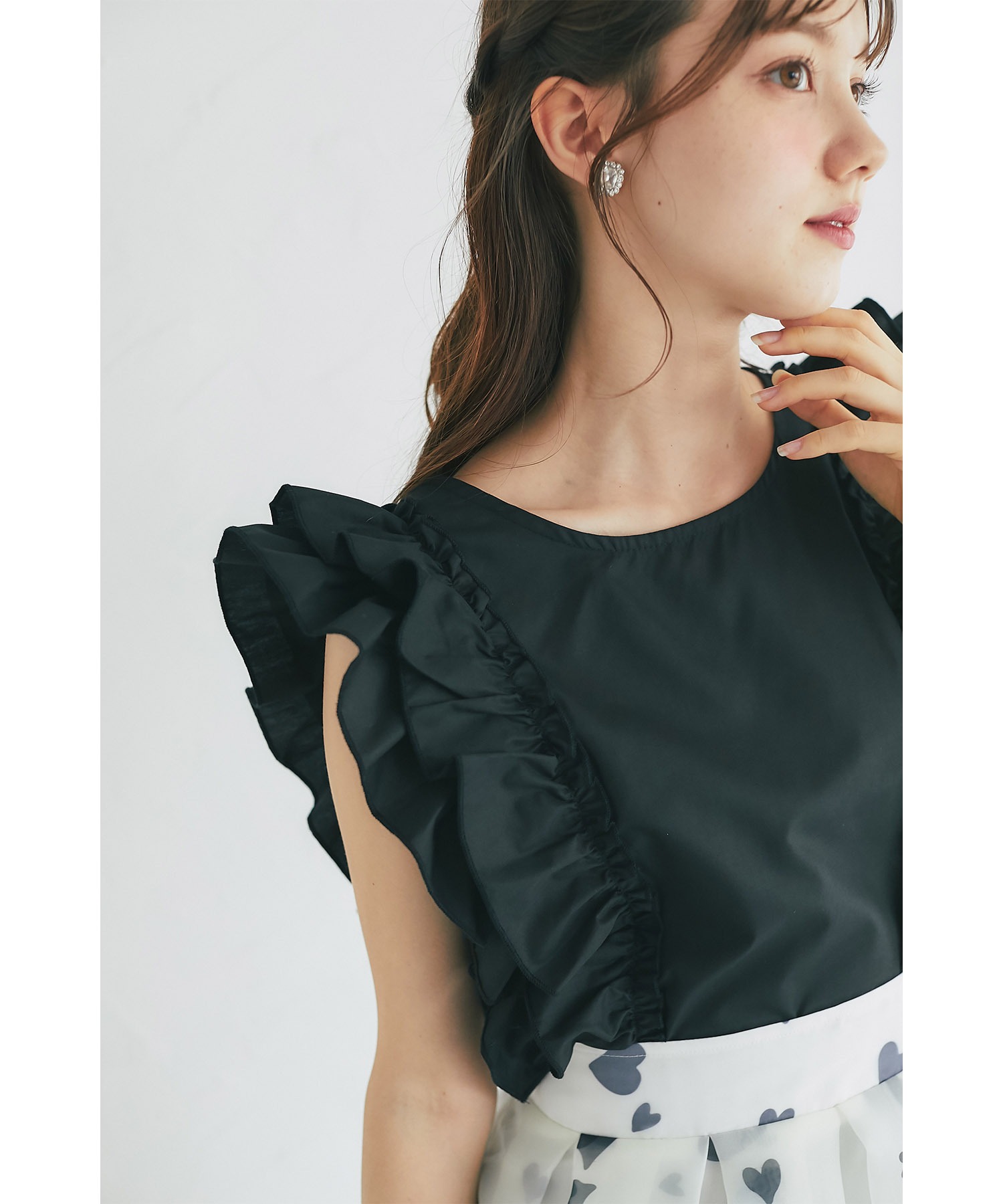 サイドフリルブラウス tocco closet(トッコクローゼット) ＊スペシャルプライス品につき返品/キャンセル/配送日指定不可/ラッピング不可/少量在庫のセールの為交換は出来かねる場合がございます。
