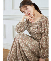リボン付きギャザーフラワープリントワンピース【aferry アフェリー】 tocco closet ≪@ichaaakoさんコラボ≫ ＊スペシャルプライス品につき返品/キャンセル/配送日指定不可/ラッピング不可/少量在庫のセールの為交換は出来かねる場合がございます。