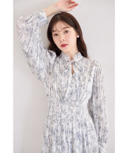リボン＆フリル付きラインフラワープリントシャーリングプリーツワンピース【delana ディラーナ】 tocco closet(トッコクローゼット) ＊スペシャルプライス品につき返品/キャンセル/配送日指定不可/ラッピング不可/少量在庫のセールの為交換は出来かねる場合がございます。