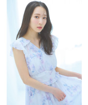 8月下旬販売予定！入荷連絡受付中☆フリル付きウエストシャーリングフラワープリントカシュクールワンピース※越智ゆらのさんはアイスブルー着用