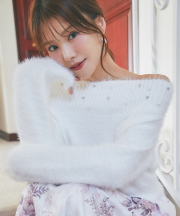 ビジュー×パール付きオフショルシャギーニットプルオーバー tocco closet(トッコクローゼット)　※鈴木ゆうかさんはオフホワイト着用