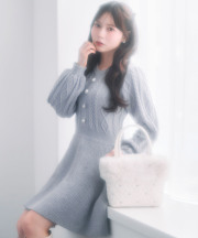 パール飾り釦付きケーブル編みラメニットワンピース tocco closet(トッコクローゼット)　※水瀬さららさんはブルー着用
