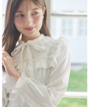 ボトムスＩＮがスッキリ決まるウエストタック入りラインドットチュール×フリルブラウス tocco closet(トッコクローゼット)　《Blossoming Spring 2026》