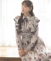 11月販売予定！入荷連絡受付中☆リボン付きアンティークフラワープリントピンタックフリルシャーリングワンピース※えみ姉さんはブラウン着用