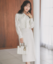 変形飾り釦付きスエードラップ風タイトスカート tocco closet(トッコクローゼット)　※小栗有以さんはグレージュ着用