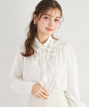 取り外し可能なリボン＆ビジューモチーフ襟付き３ＷＡＹブラウス  tocco closet(トッコクローゼット)※小栗有以さんはオフホワイト着用