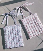 チェリー×リボンプリントショルダーリボントートバック tocco closet(トッコクローゼット)※高松瞳さんはピンク、野口衣織さんはブルー使用