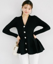 ビジュー釦付きリブ切り替えペプラムニットプルオーバー tocco closet(トッコクローゼット)※オフィシャルサイト限定