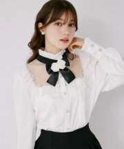 リボンフラワーブローチ付きレースフリル装飾ヨークシアーブラウス tocco closet(トッコクローゼット)※オフィシャルサイト限定　