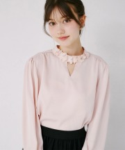 立体フラワーモチーフ×パールビジュー付きブラウス tocco closet(トッコクローゼット)