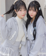 リボン付きレースフリルパーカー　Suyunn(スユン)　※花坂環さんはグレー、津代美月さんはブルー着用※オンラインショップ限定