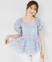 後ろリボン付き立体フラワーギャザーブラウス 3月27日(金)再販決定☆ tocco closet(トッコクローゼット)　《tocco closet luxe》※有村実樹さんはオフホワイト着用 ※少量の在庫確保による再販売の為、交換は出来かねる場合がございます。予めご了承ください。/#77 ライトブルー