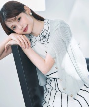 ゴールド釦ラメ透かし編みニットカーディガン【lumche ラムシェ】 tocco closet(トッコクローゼット)※ハ・ヨンスさんはミント着用