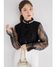 ビジュー付きパール釦スパンコールレースブラウス【nevieve ネヴィーヴ】 tocco closet(トッコクローゼット)※オフィシャルサイト限定