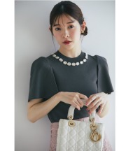 チャコールグレー、オフホワイト再販予定！入荷連絡受付中☆ネックビジュー付きケープライクニットプルオーバー【reatis レアティス】≪tocco closet luxe≫