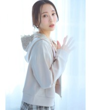 軽くて優しい着心地♪フラワーレース装飾ふんわりスフレタッチジップパーカー【vietta ヴィエッタ】 tocco closet(トッコクローゼット)　※越智ゆらのさんはベージュ着用