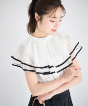 パール釦バイカラーフリルケープレースブラウス tocco closet(トッコクローゼット)＊スペシャルプライス品につき返品/キャンセル/配送日指定不可/ラッピング不可/少量在庫のセールの為交換は出来かねる場合がございます。