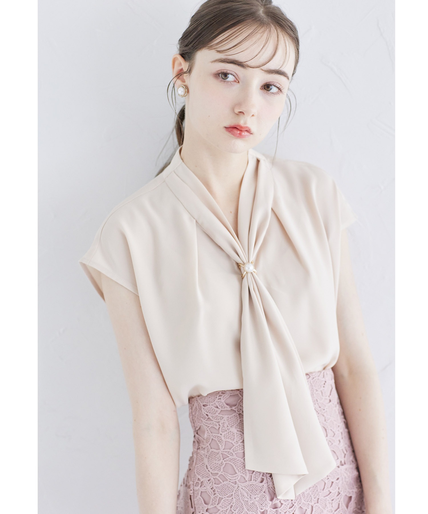 パールリングモチーフ付き２ＷＡＹボウタイブラウス【monera モネラ】 tocco closet(トッコクローゼット) ＊スペシャルプライス品につき返品/キャンセル/配送日指定不可/ラッピング不可/少量在庫のセールの為交換は出来かねる場合がございます。