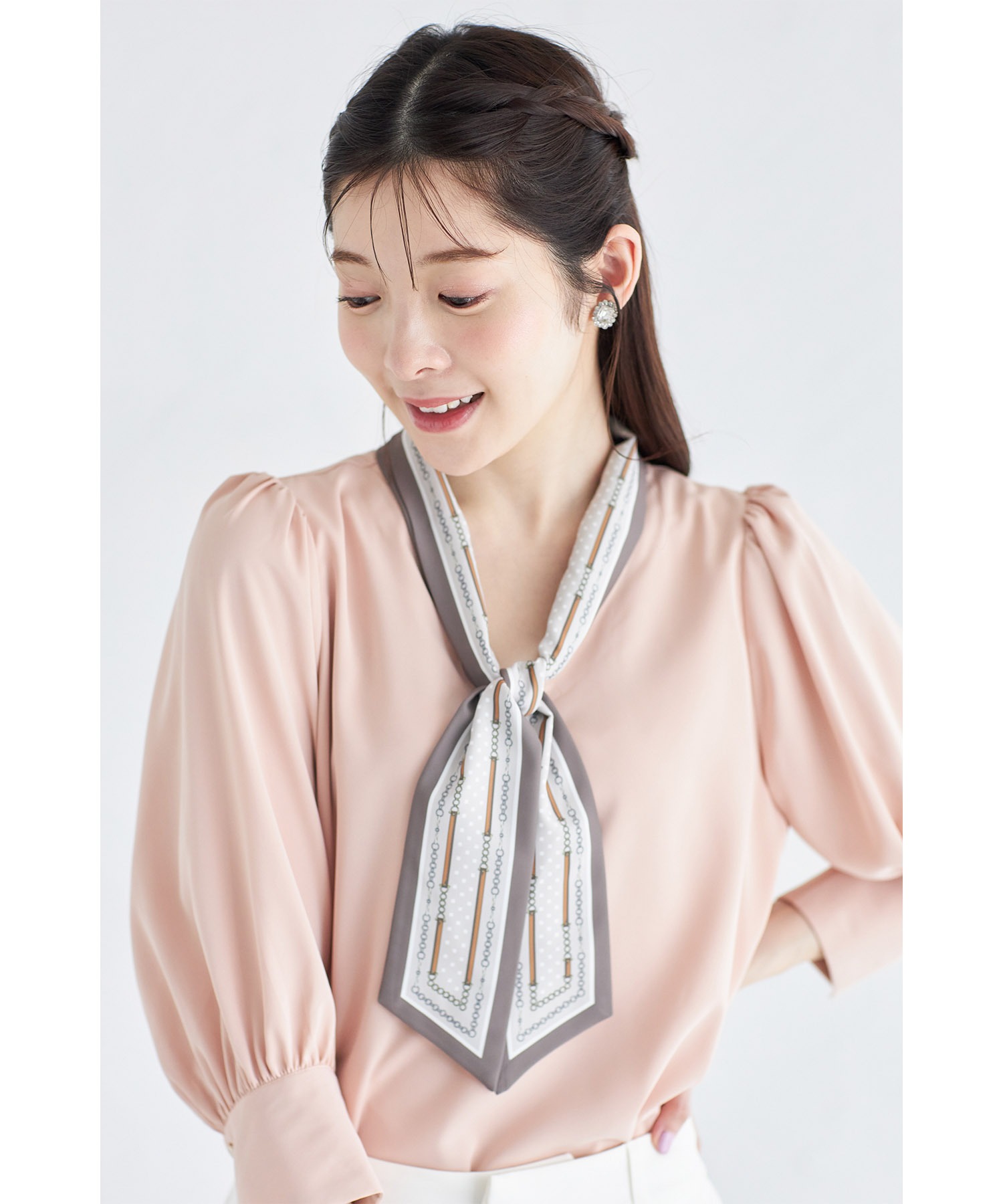 スカーフライクボウタイリボンブラウス tocco closet(トッコクローゼット) ＊スペシャルプライス品につき返品/キャンセル/配送日指定不可/ラッピング不可/少量在庫のセールの為交換は出来かねる場合がございます。