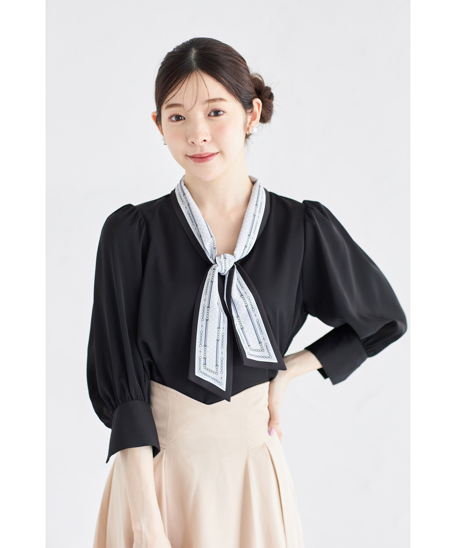 スカーフライクボウタイリボンブラウス tocco closet(トッコクローゼット) ＊スペシャルプライス品につき返品/キャンセル/配送日指定不可/ラッピング不可/少量在庫のセールの為交換は出来かねる場合がございます。