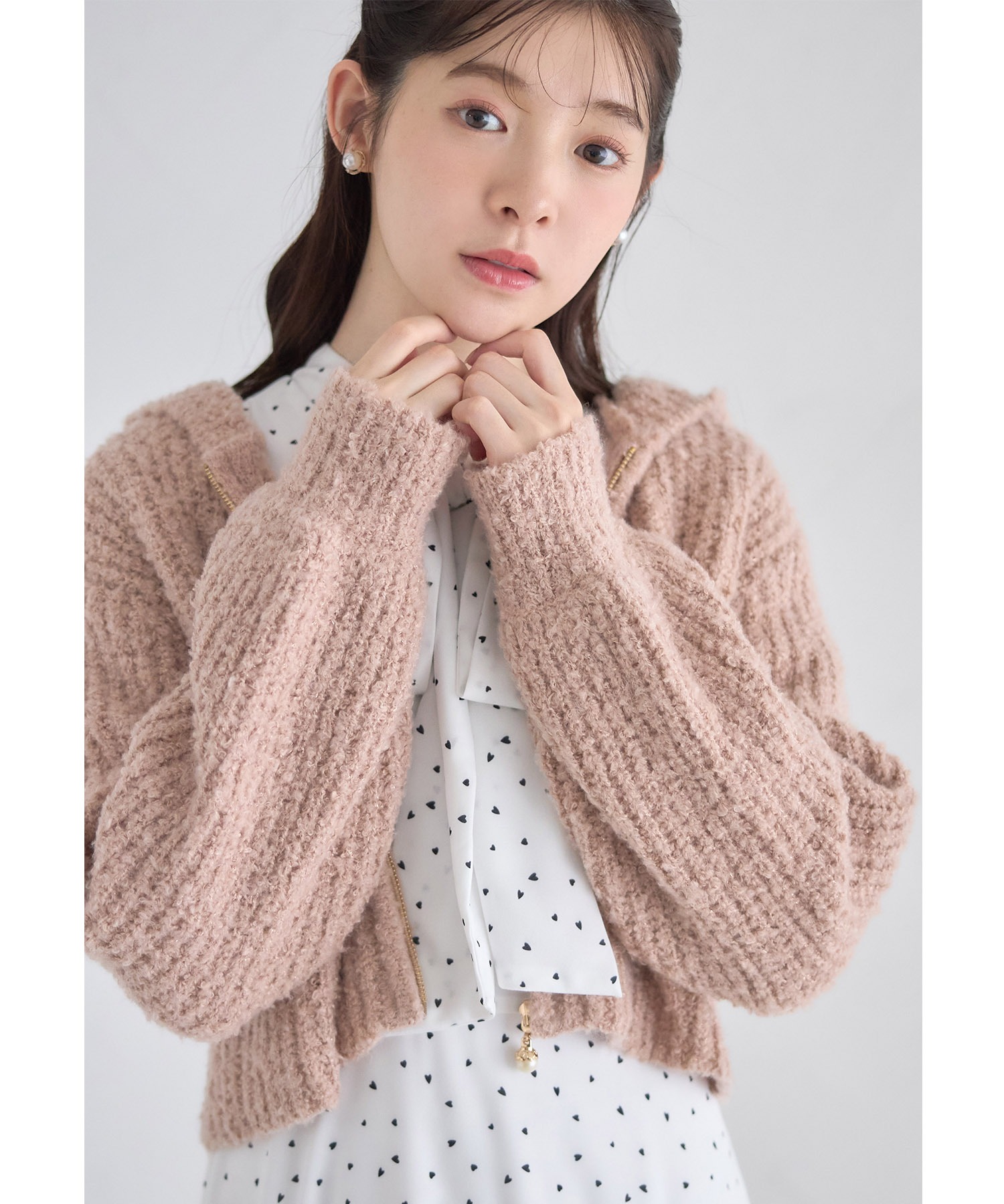 パールチャーム付きラメ入りニットジップパーカー【ophelia オフェリア】 tocco closet　＊スペシャルプライス品につき返品/キャンセル/配送日指定不可/ラッピング不可/少量在庫のセールの為交換は出来かねる場合がございます。