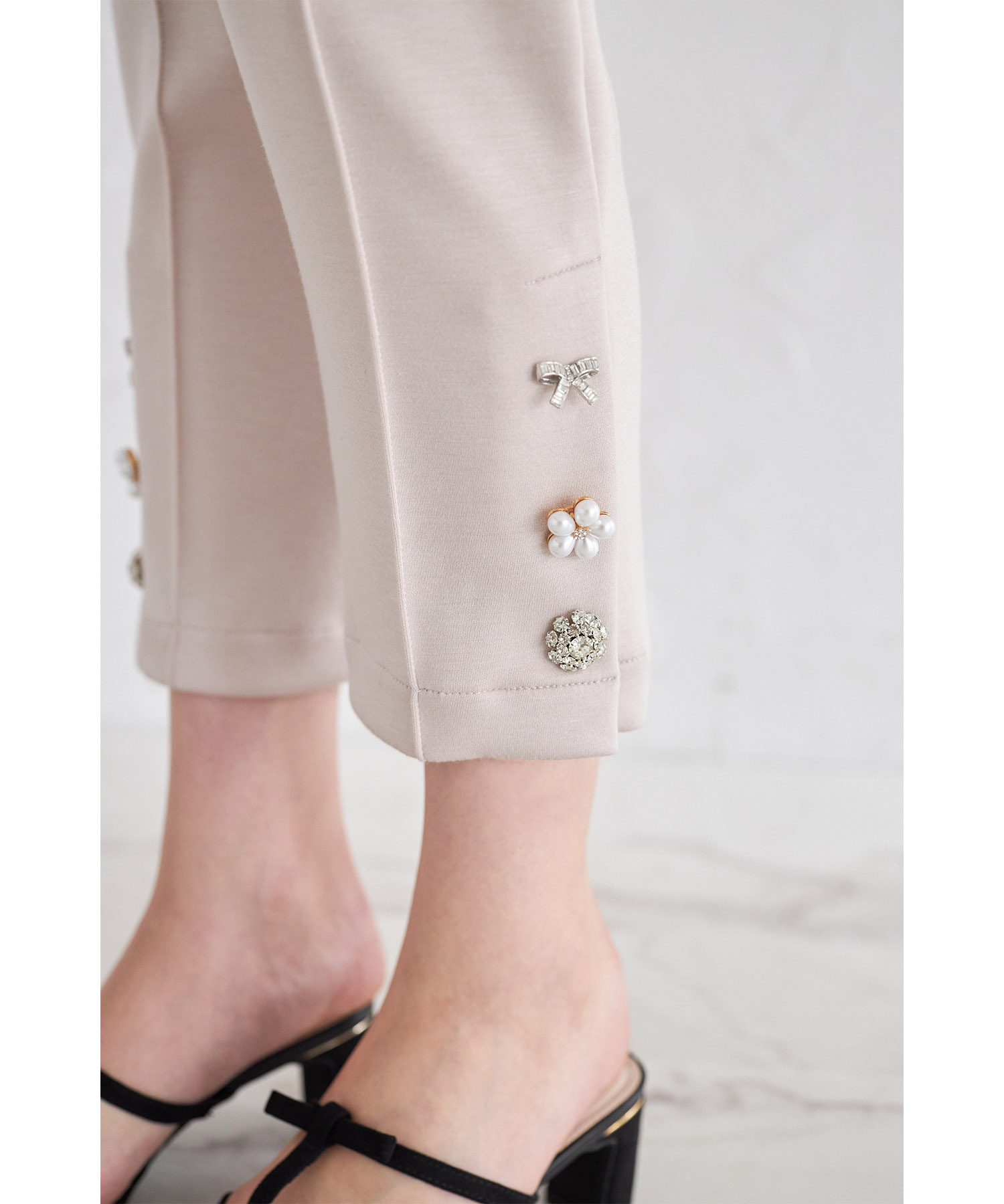 多種ビジュー飾り釦付きダンボールテーパードパンツ 1月8日(木)パールベージュ再販決定☆【ramella ラメーラ】 tocco closet(トッコクローゼット)※少量の在庫確保による再販売の為、交換は出来かねる場合がございます。