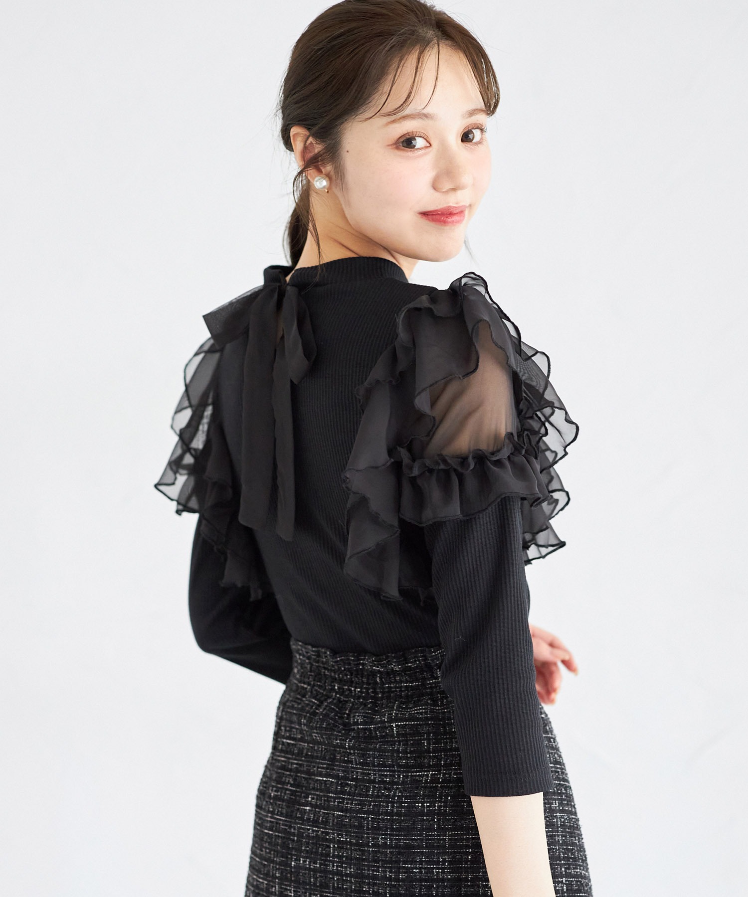 後ろリボン付きシアーフリル切り替えリブカットプルオーバー【ravus】 tocco closet ＊スペシャルプライス品につき返品/キャンセル/配送日指定不可/ラッピング不可/少量在庫のセールの為交換は出来かねる場合がございます。