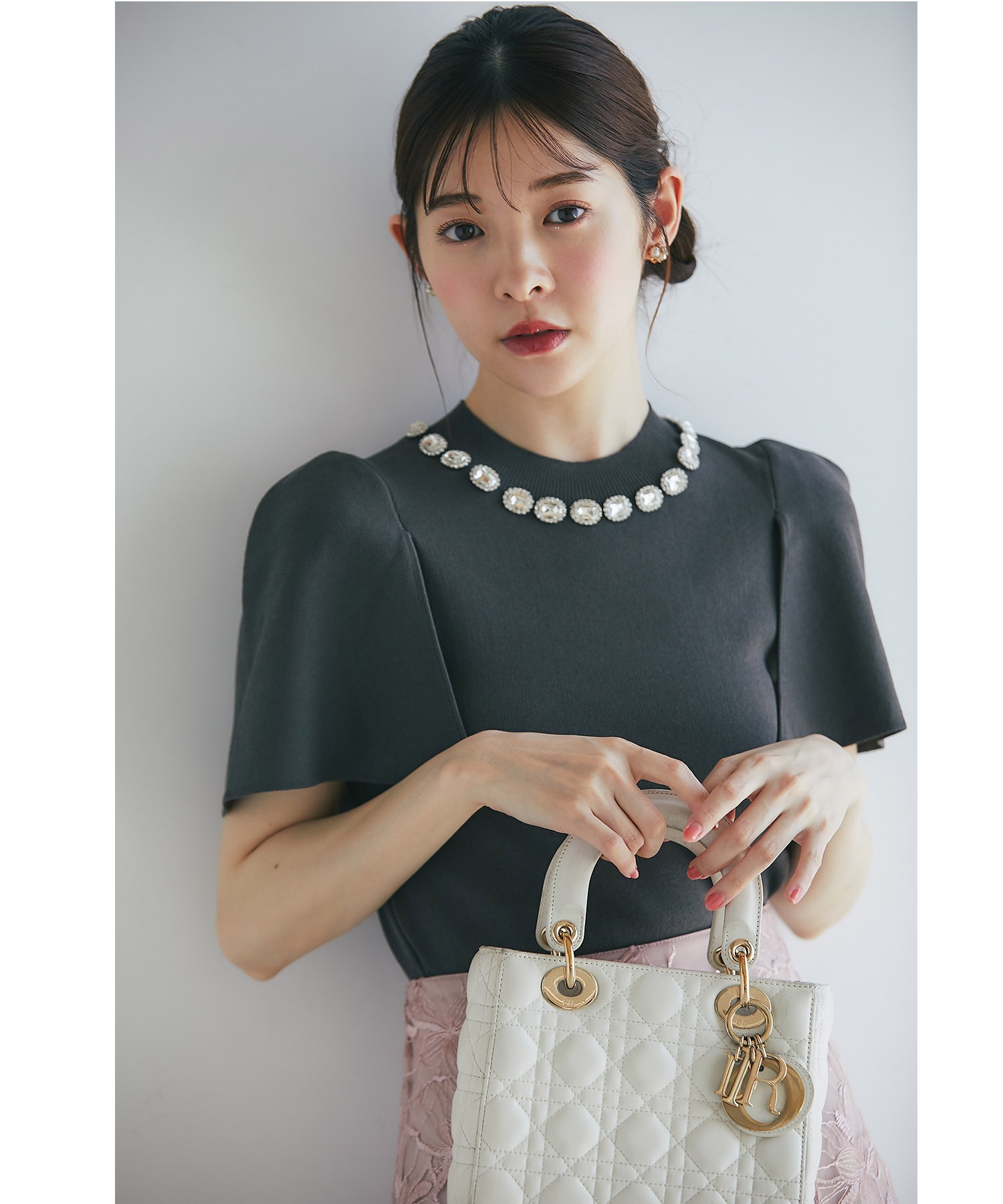 チャコールグレー、オフホワイト再販予定！入荷連絡受付中☆ネックビジュー付きケープライクニットプルオーバー【reatis レアティス】≪tocco closet luxe≫