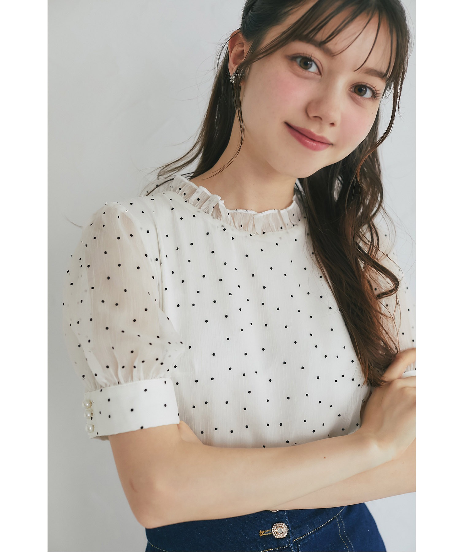 シアーな表情が今っぽいプチフリルネックパール釦フロッキードットブラウス   8月2日(土)再販決定☆【ronevy　ロネヴィー】 tocco closet ※アイボリー、ボルドー少量の在庫確保による再販売の為、交換は出来かねる場合がございます。予めご了承ください。