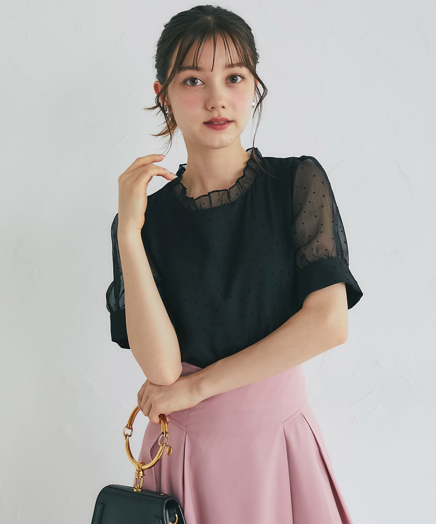 tocco トッコクローゼット　
シアーな表情が今っぽいプチフリルネックパール釦フロッキードットブラウス