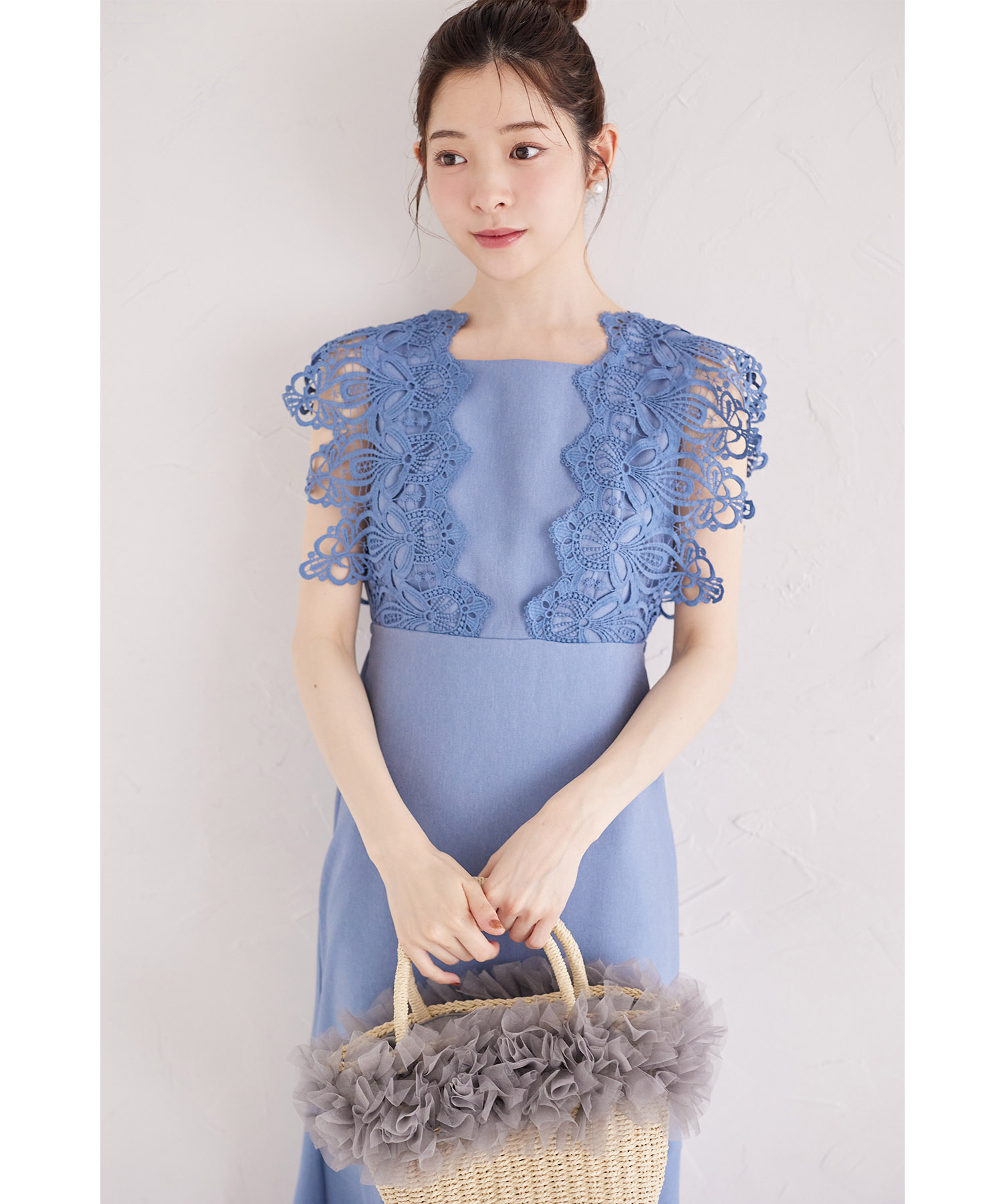 モチーフレース付きデニムワンピース 6月16日(月)オフィシャルサイト限定再販☆【rosabella ロザベラ】 tocco closet(トッコクローゼット)　※少量の在庫確保による再販売の為、交換は出来かねる場合がございます。予めご了承ください。