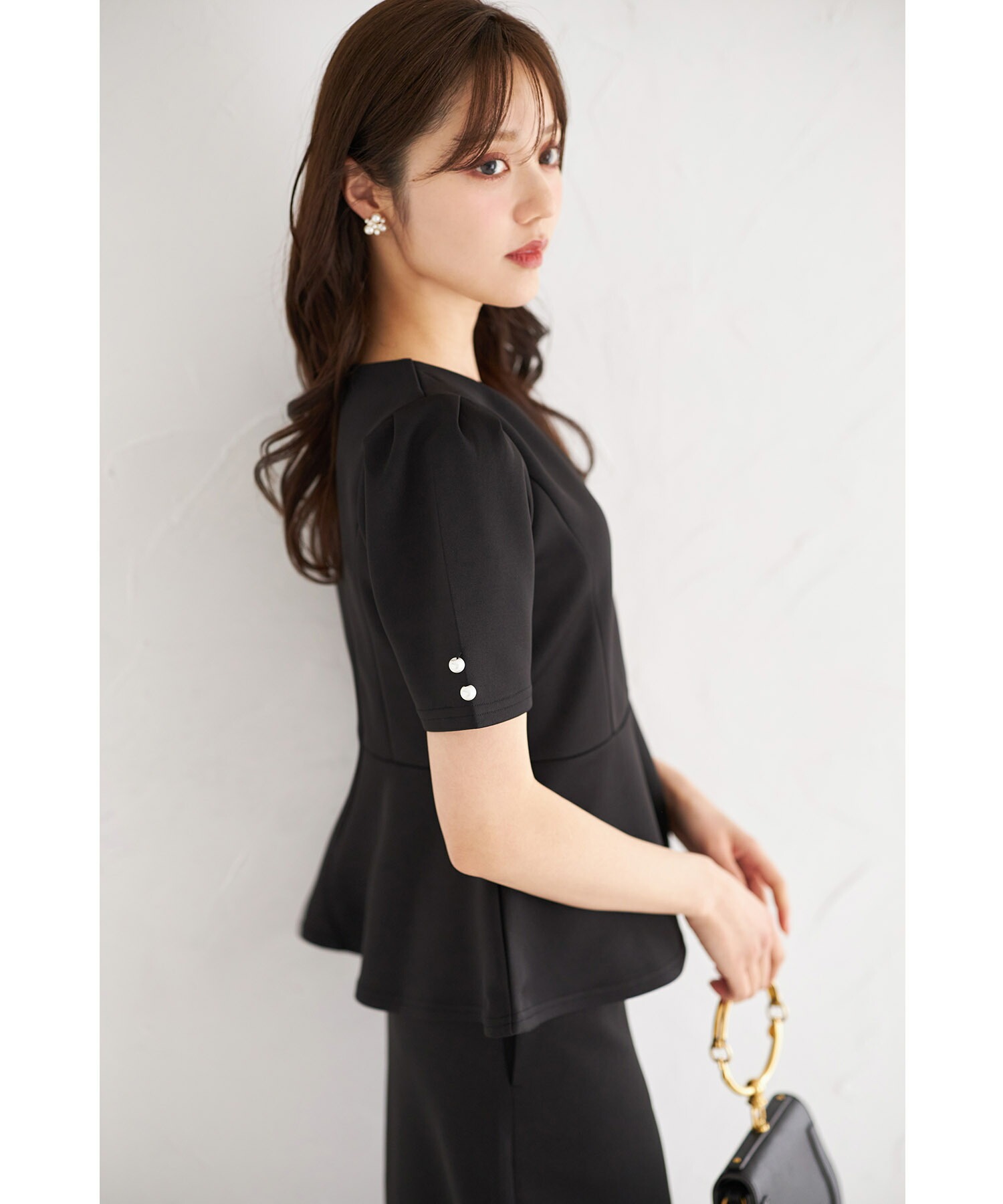 袖口パール付きペプラムカットプルオーバー【sandria サンドリア】 tocco closet　＊スペシャルプライス品につき返品/キャンセル/配送日指定不可/ラッピング不可/少量在庫のセールの為交換は出来かねる場合がございます。