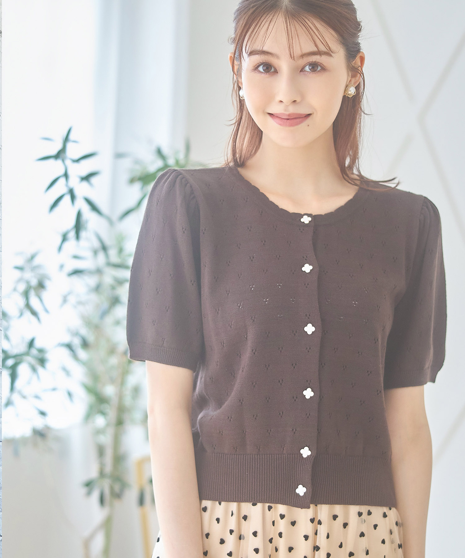 フラワーモチーフ釦クルーネック透かし編みカーディガン【sariole サリオル】 tocco closet(トッコクローゼット)＊スペシャルプライス品につき返品/キャンセル/配送日指定不可/ラッピング不可/少量在庫のセールの為交換は出来かねる場合がございます