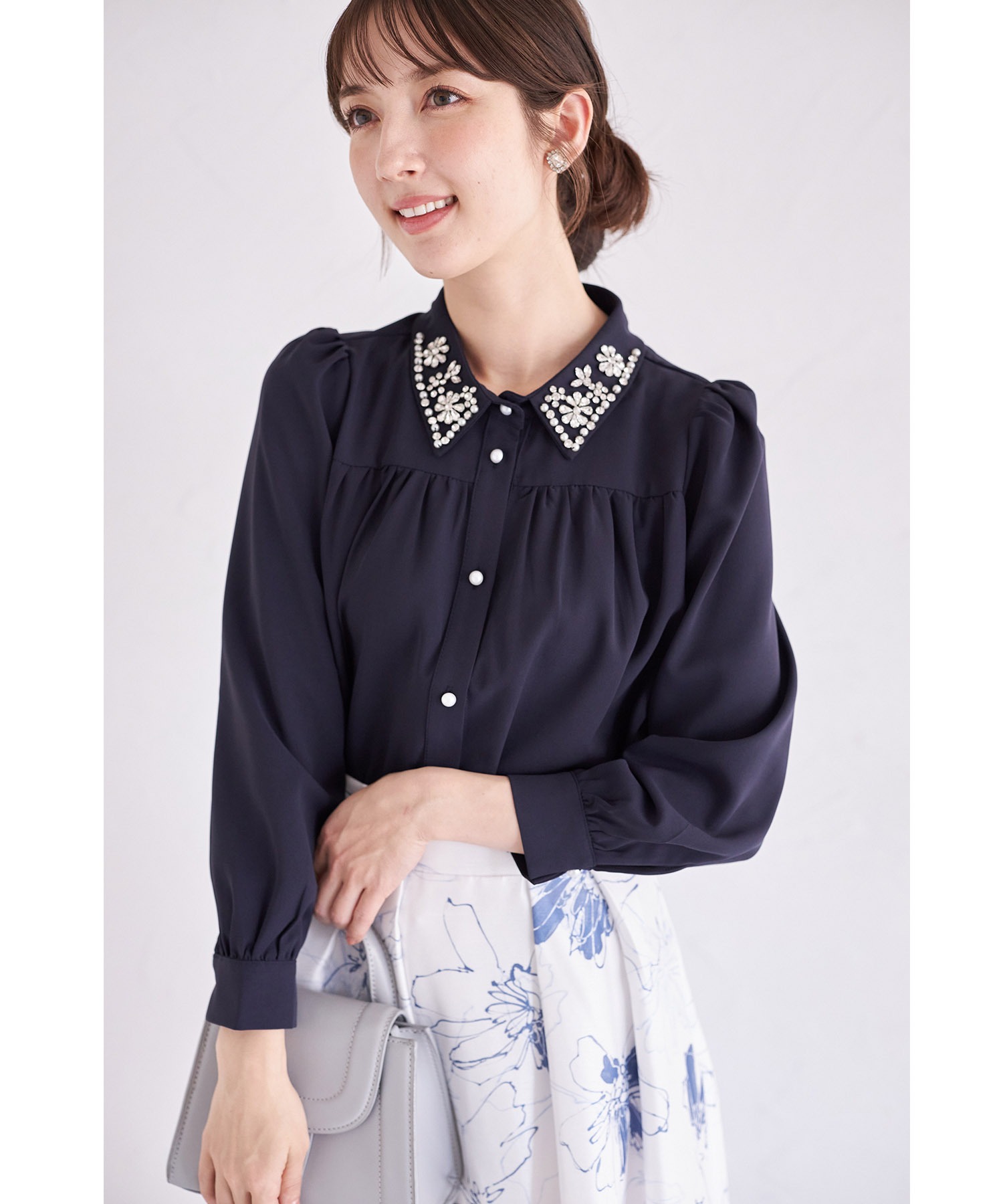 ビジュー付きパール釦ブラウス【shalina シャリナ】 tocco closet ＊スペシャルプライス品につき返品/キャンセル/配送日指定不可/ラッピング不可/少量在庫のセールの為交換は出来かねる場合がございます。