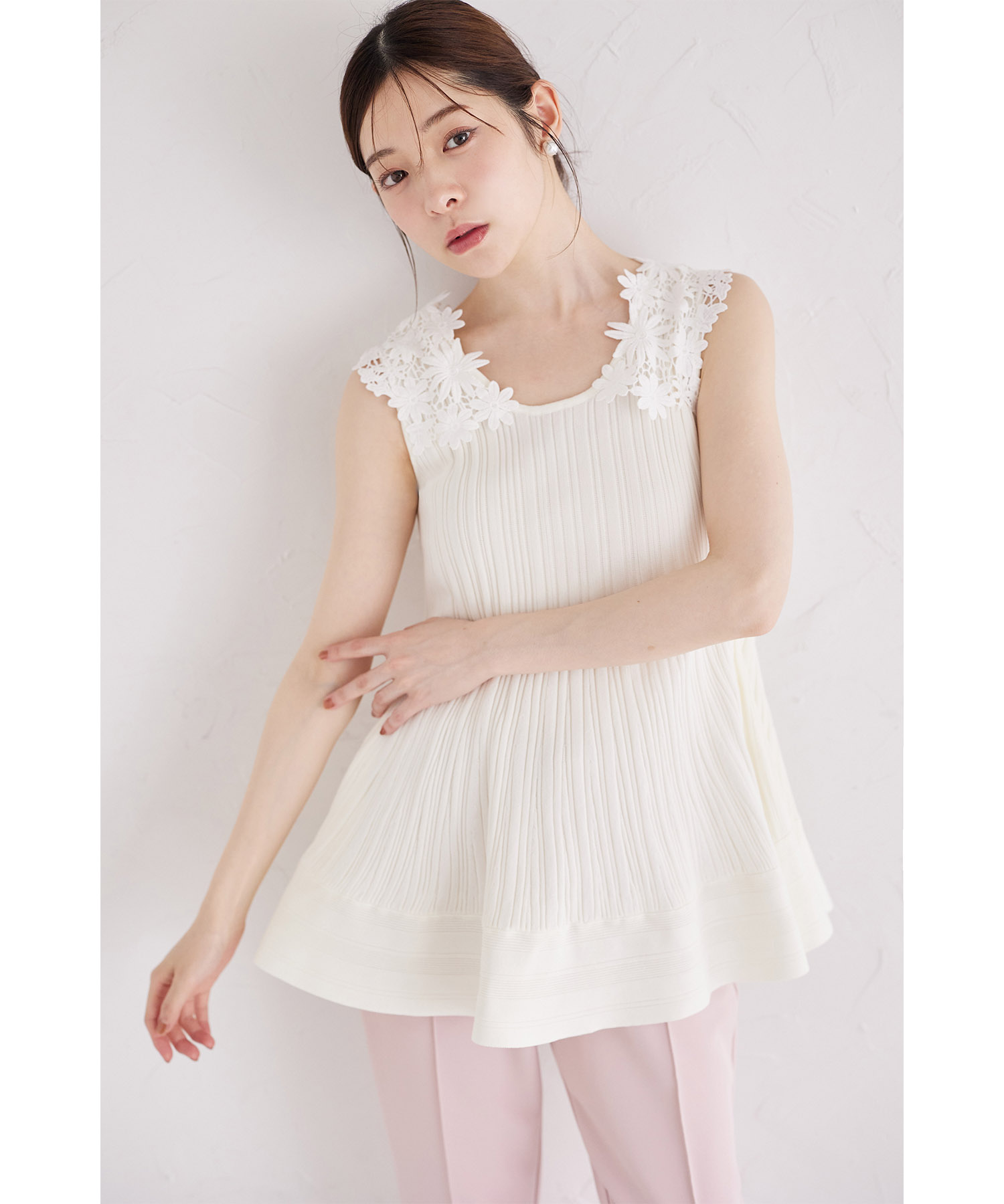 フラワーレース付きノースリーブニットチュニック【silieza シリーザ】 tocco closet(トッコクローゼット) ＊スペシャルプライス品につき返品/キャンセル/配送日指定不可/ラッピング不可/少量在庫のセールの為交換は出来かねる場合がございます。