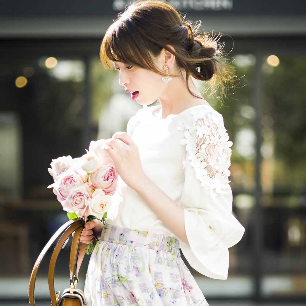 ちょい肩透け３Dフラワーレースつき洗練レディブラウス