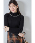 ビジュー付きフリルタートルネックニットプルオーバー  tocco closet(トッコクローゼット)《OuterCollection》
