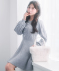 11/16販売予定！入荷連絡受付中☆パール飾り釦付きケーブル編みラメニットワンピース※水瀬さららさんはブルー着用